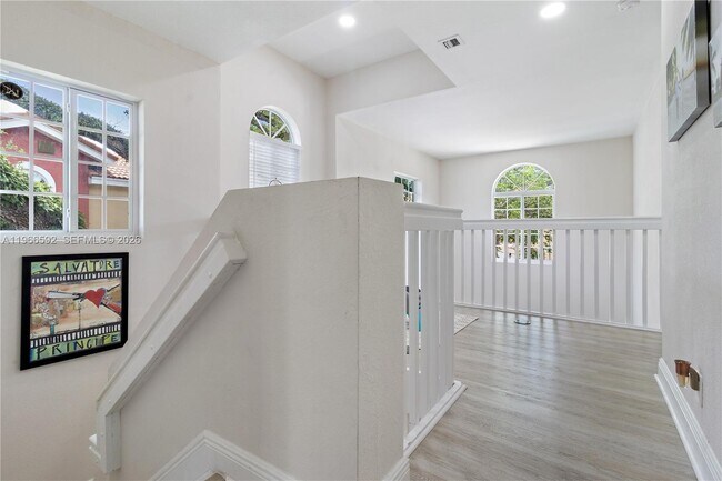 Building Photo - 5343 SW 40th Ave