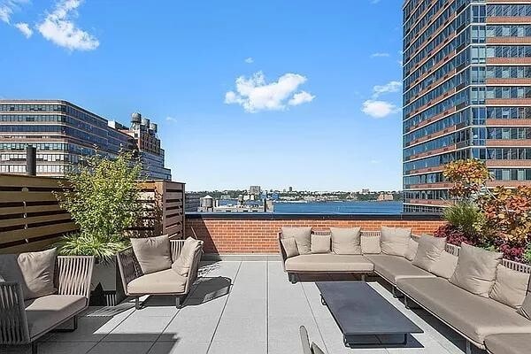 Building Photo - 540 W 28th St