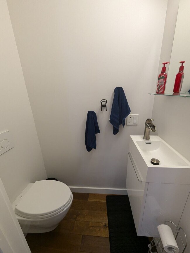 Building Photo - Stunning Home - Ludlow