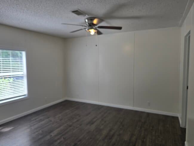 Building Photo - 239 Thompson Cir