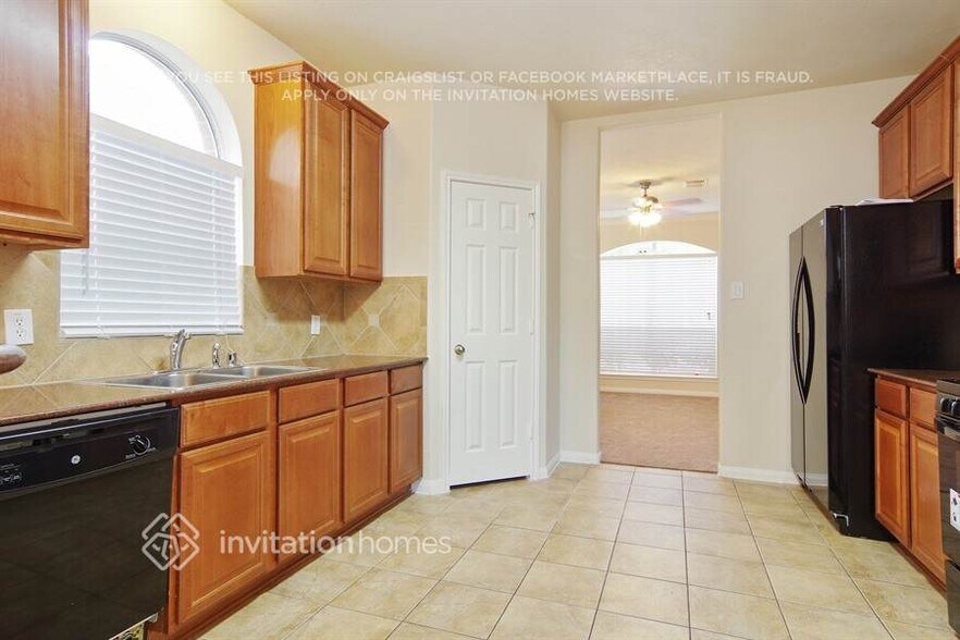 Building Photo - 8922 Sailing Dr