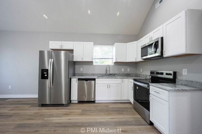 Building Photo - "Charming 3-Bedroom Townhouse on Rembrandt...
