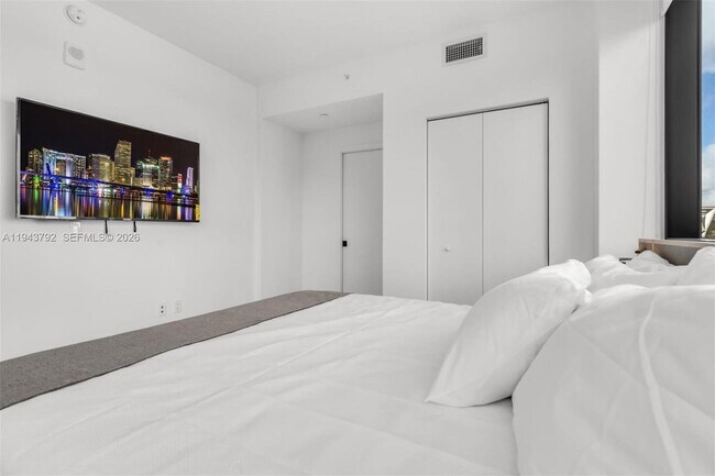 Building Photo - 225 N Miami Ave