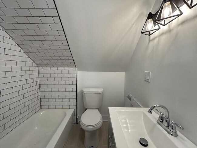 Building Photo - 2 bedroom in Chicago IL 60618
