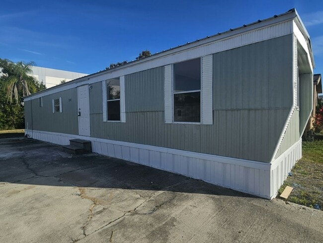 Building Photo - 6280 Hamilton Dr