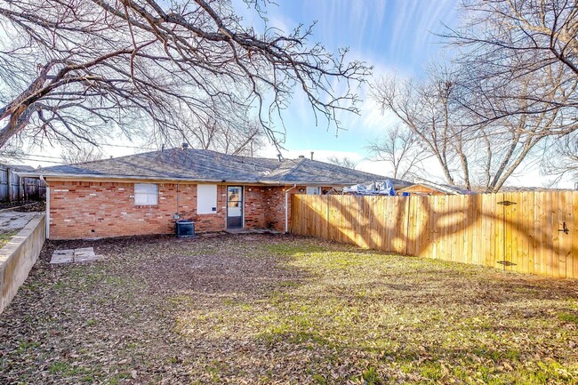 Building Photo - "Charming 2-Bedroom Duplex with Granite El...