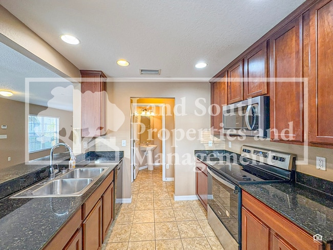 Building Photo - 5432 River Rock Rd