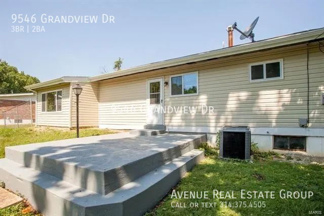 Building Photo - 9546 Grandview Dr