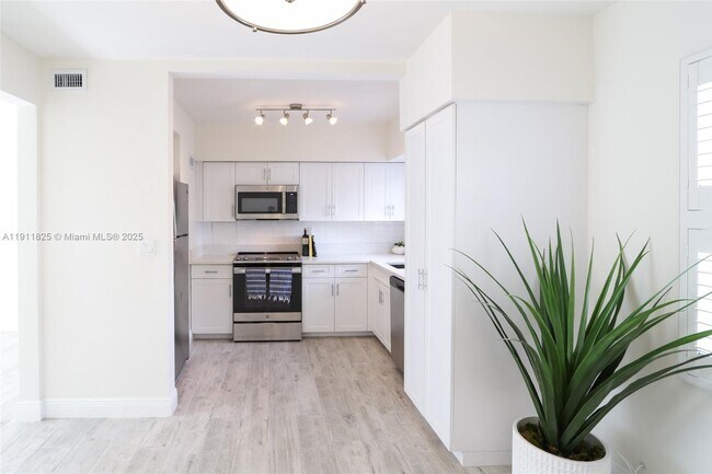 Building Photo - 7640 SW 54th Ct