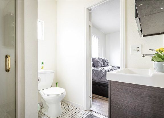 Building Photo - 1035 E 4th St APT C,Long Beach, CA 90802