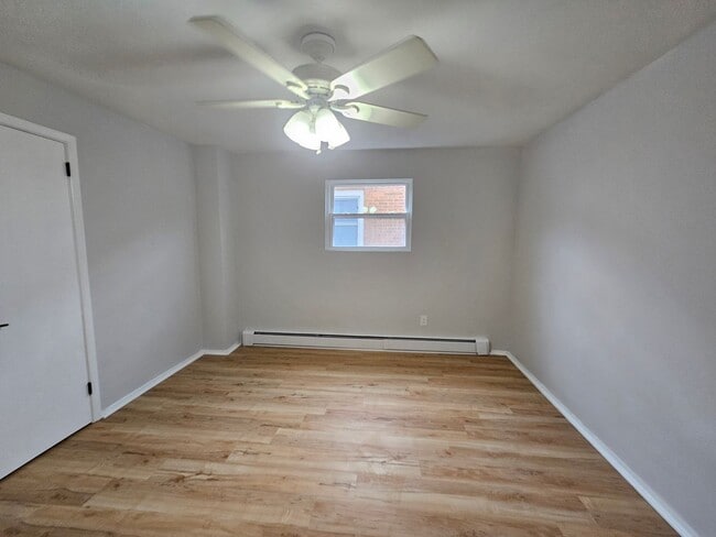 Building Photo - Newly Updated 3 bedroom 1 bath apartment i...