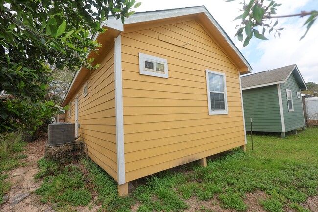 Building Photo - 23091 S Wildwood Dr