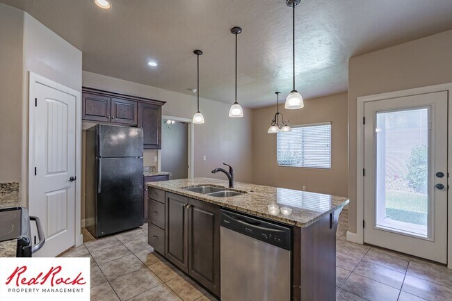 Building Photo - Dog Friendly, Pleasant 4 Bedroom, 2.5 Bathroom Townhome