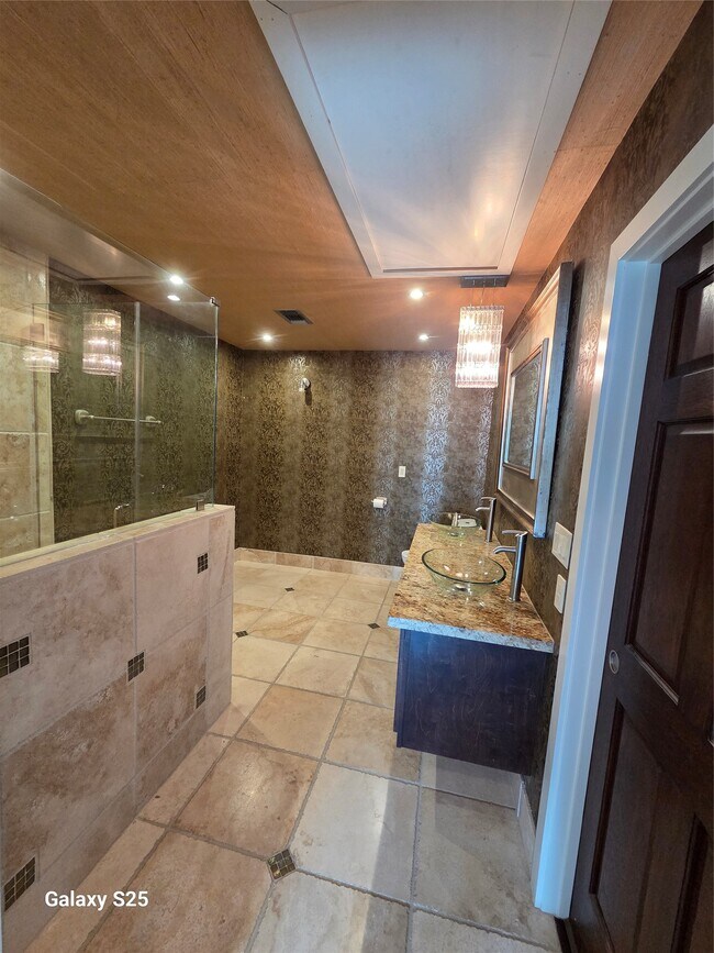 Building Photo - 102 E 5th St