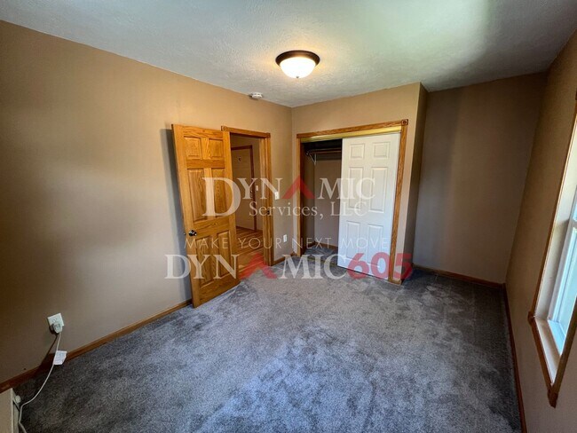 Building Photo - Upper Level 1 Bedroom, 1 Bathroom Apartmen...