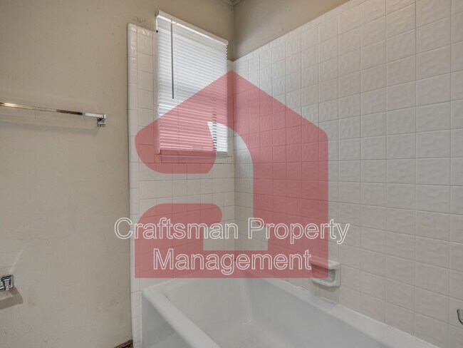 Building Photo - 2704 Silvertree Dr