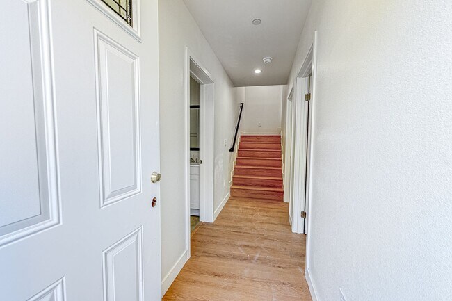 Building Photo - 423 E 31st St