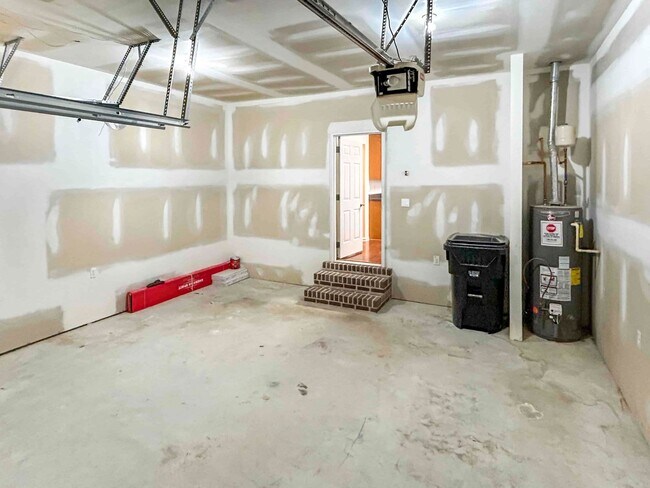 Building Photo - Fantastic 3 BR/2.5 BA Traditional on Full Unfinished Basement in Austell!