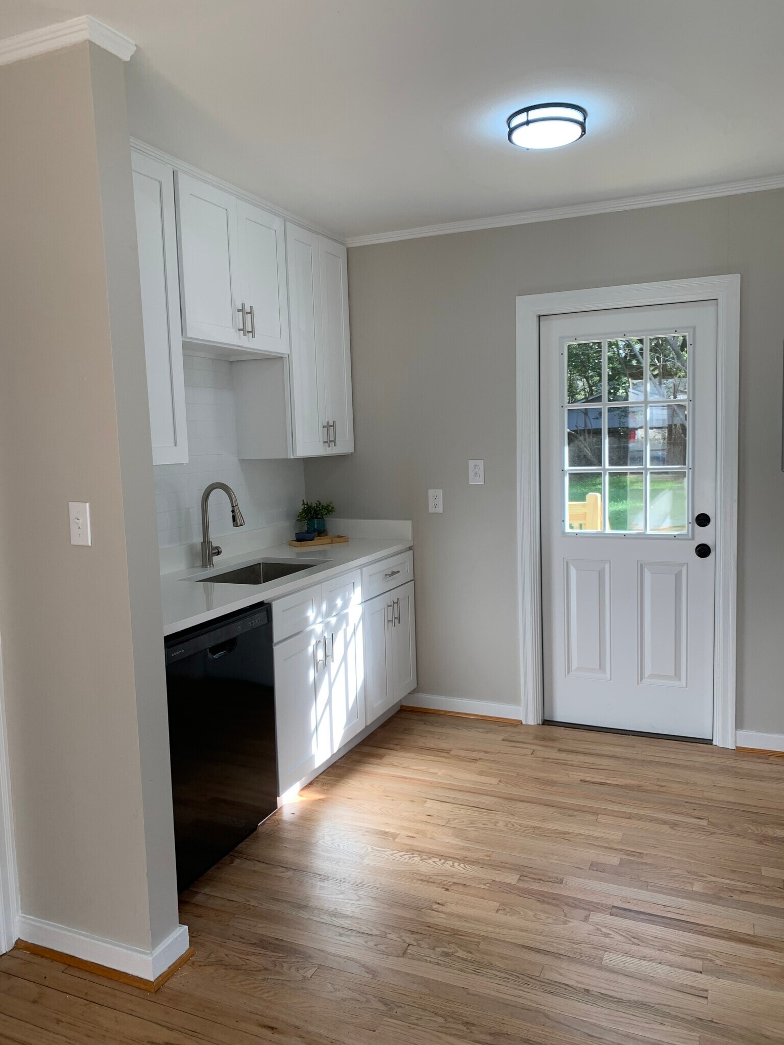 Building Photo - 111 Ellinor St