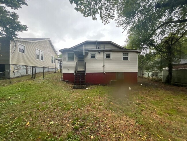 Building Photo - 2 Bedrooms, 1 Bathroom - House in South Rome!