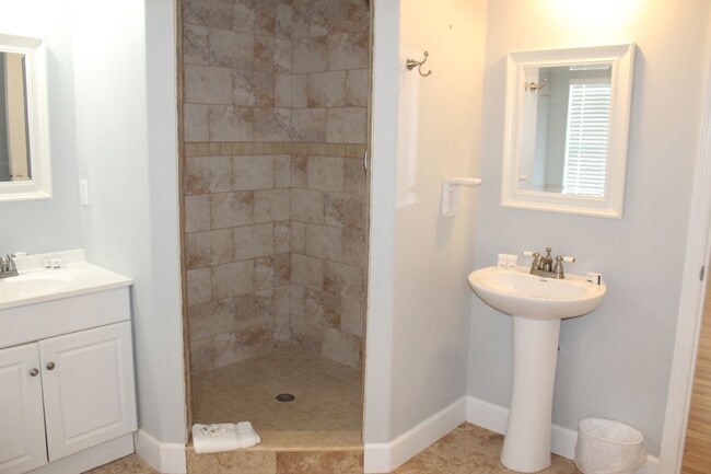 Building Photo - Furnished Riverview Home w/ Pool