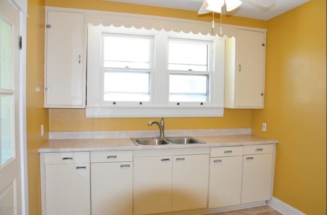 Building Photo - 3829 Elmwood Ave