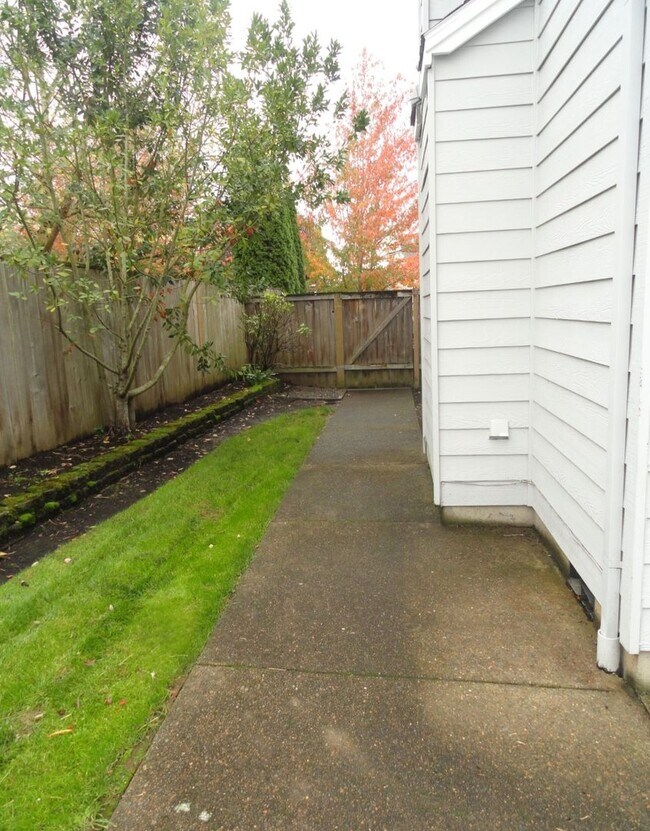 Building Photo - Great 4 bedroom in Bethany Area
