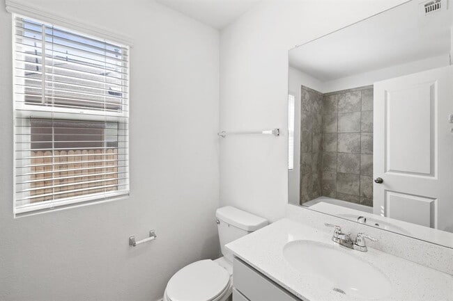 Building Photo - 215 Silver Springs Bend