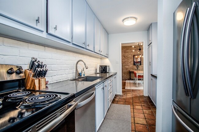 Building Photo - 1942 Indiana St