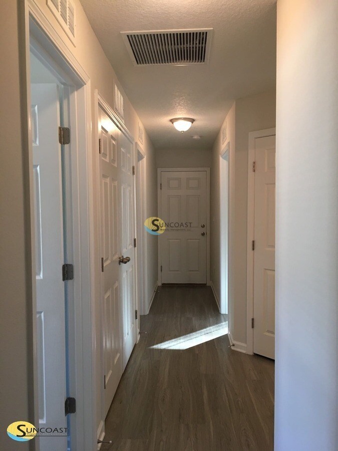 Building Photo - 9487 Thorn Glen Rd