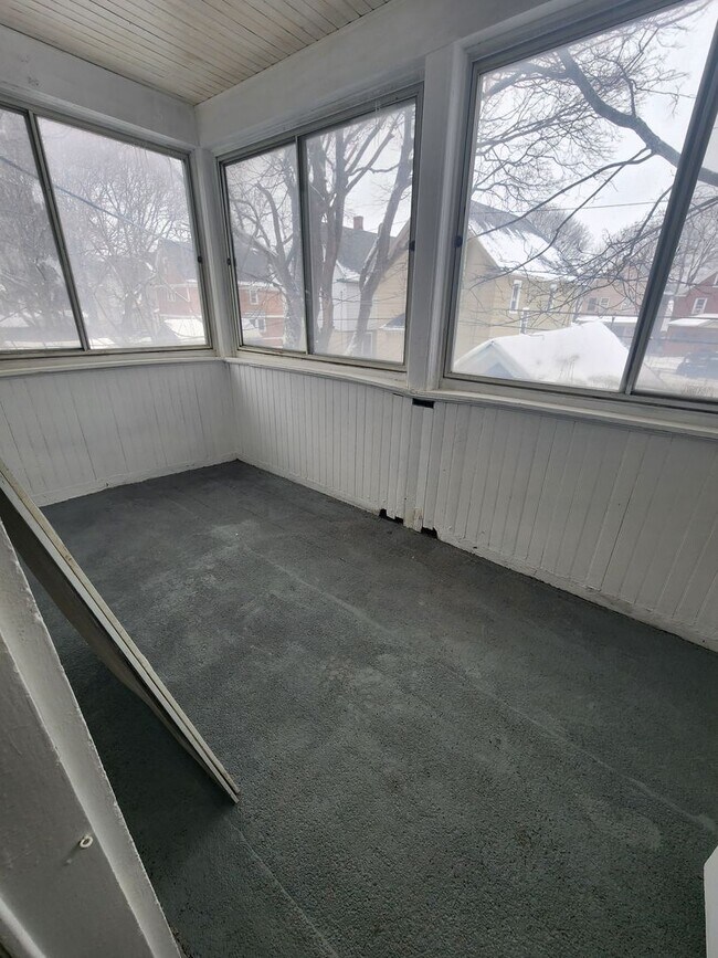 Building Photo - 4 Bedroom Single Family Home!