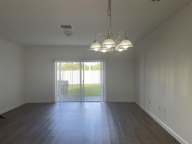 Building Photo - 5135 SE Mariner Garden Cir