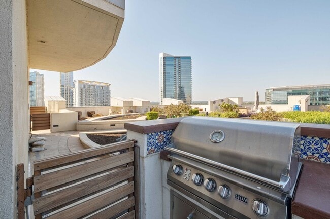 Building Photo - 360 Nueces St