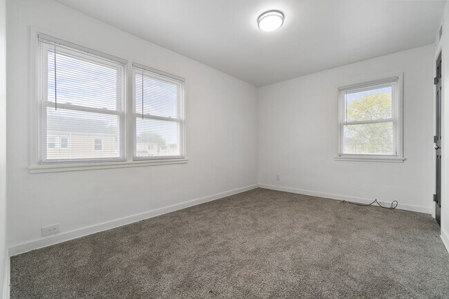 Building Photo - Cozy 3-Bedroom, 1-Bathroom Townhouse in Mi...