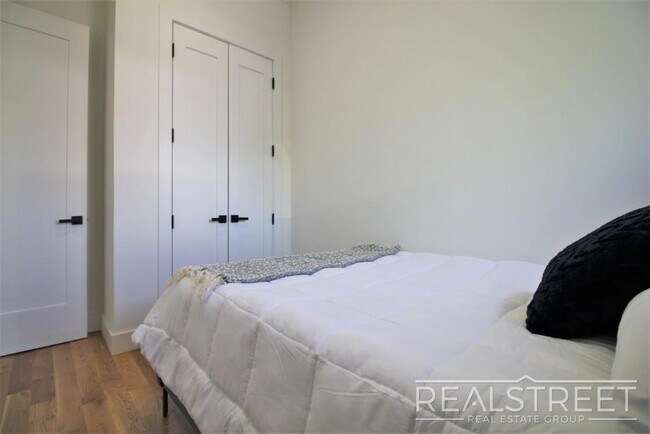 Building Photo - Brand NEW 4 Bed 1 Bath Floor-Thru Brownsto...