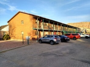 Building Photo - 2 bedroom 1 bath apartment very close to SUU!