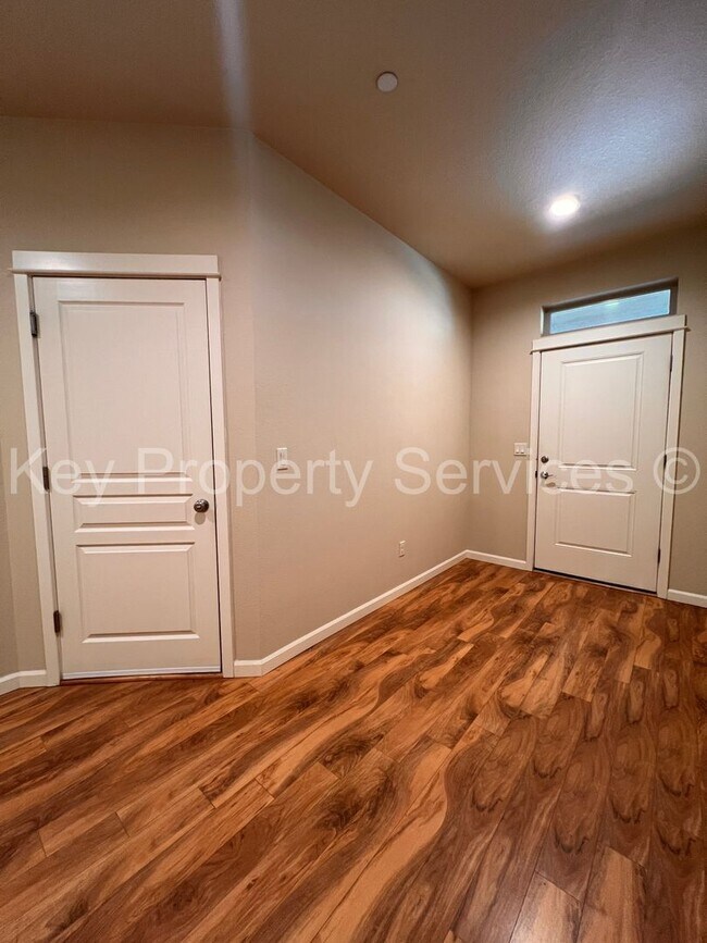 Building Photo - AVAILABLE NOW! Hazel Dell 5 Bedroom Close ...