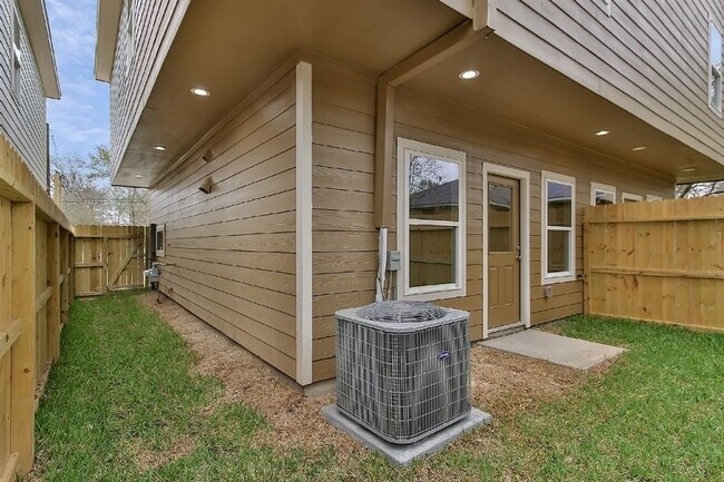 Building Photo - 1043 Marcolin St