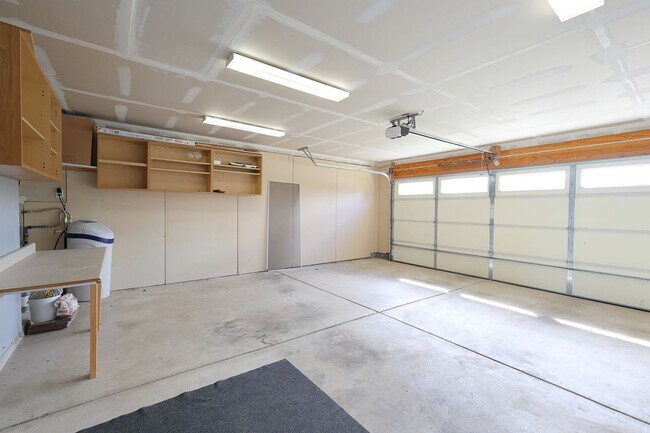 Building Photo - Beautiful 3 Bedroom House in Quiet Auburn ...