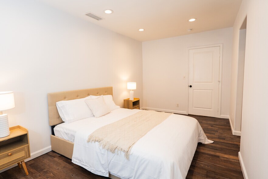 Building Photo - 940 S Bernal Ave