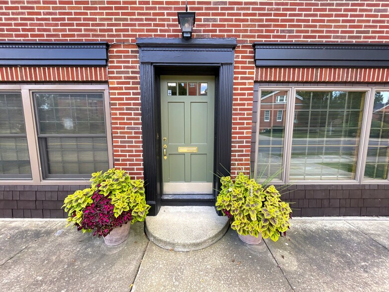 Entry - 355 Saratoga Rd