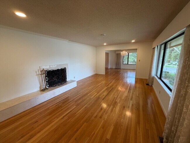 Building Photo - Lakeridge Shores Home!