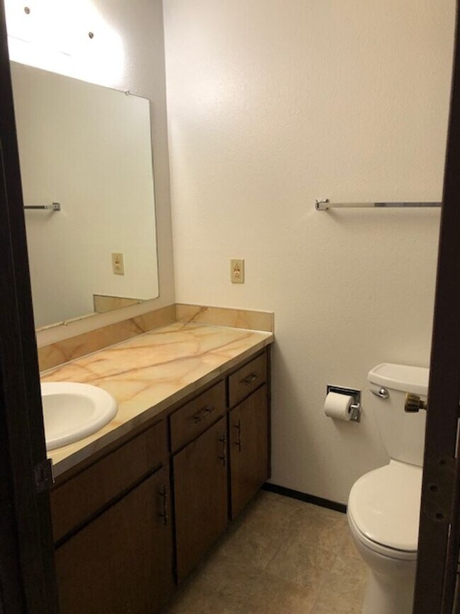 Building Photo - 2-bedroom 1-bathroom duplex in Thurston