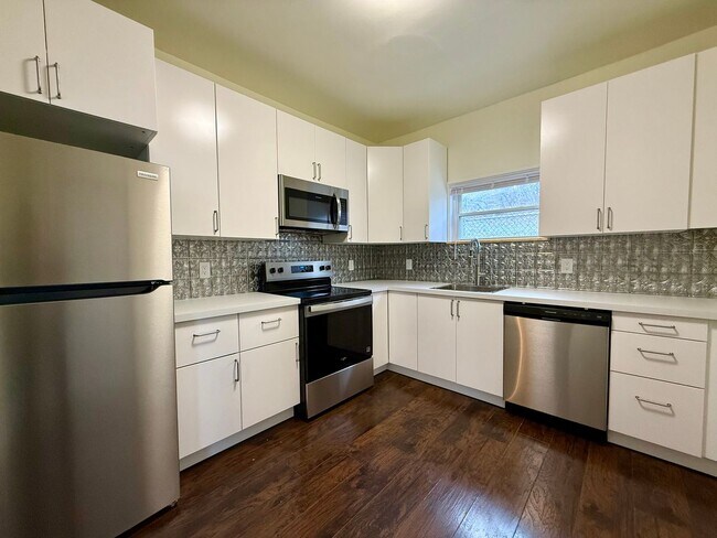 Building Photo - Updated 2BR townhouse with office now available!