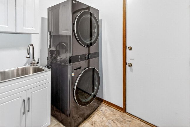 Building Photo - 1140 Troon Dr E