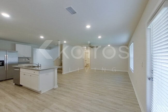 Building Photo - 321 Monarch Ln