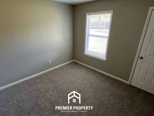 Building Photo - 4847 Daphne Rd