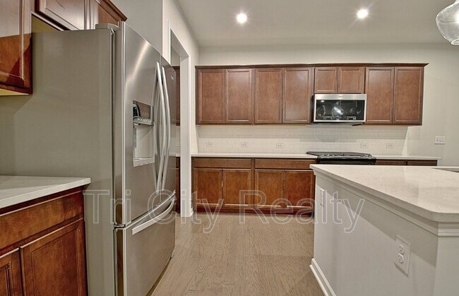 Building Photo - 504 Albertson Ave