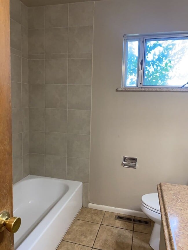 Building Photo - STUDENTS WELCOME! 5 Bed 2 Bath Ranch House w/ Basement