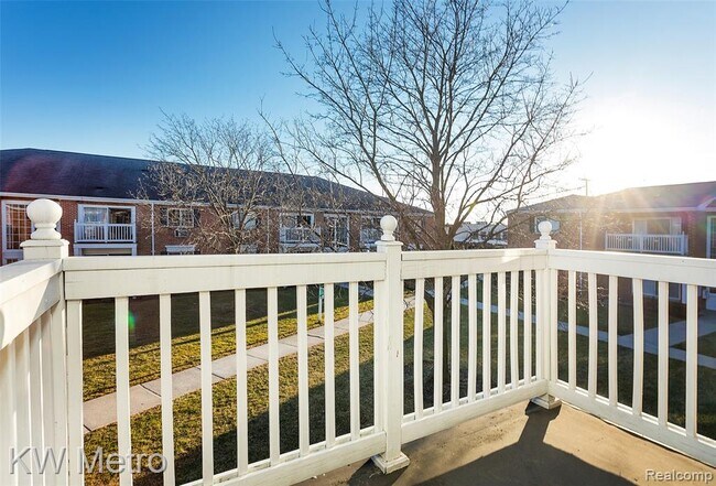 Building Photo - 2425 Torquay Ave